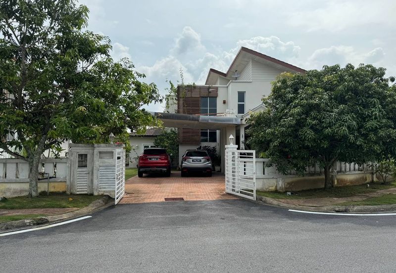 Bandar Enstek (Timur)