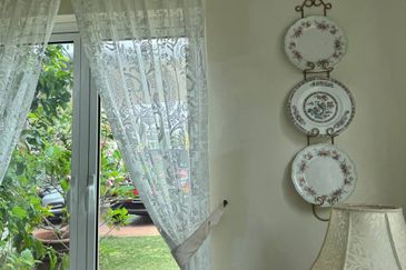 Bandar Enstek (Timur)