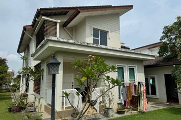 Bandar Enstek (Timur)