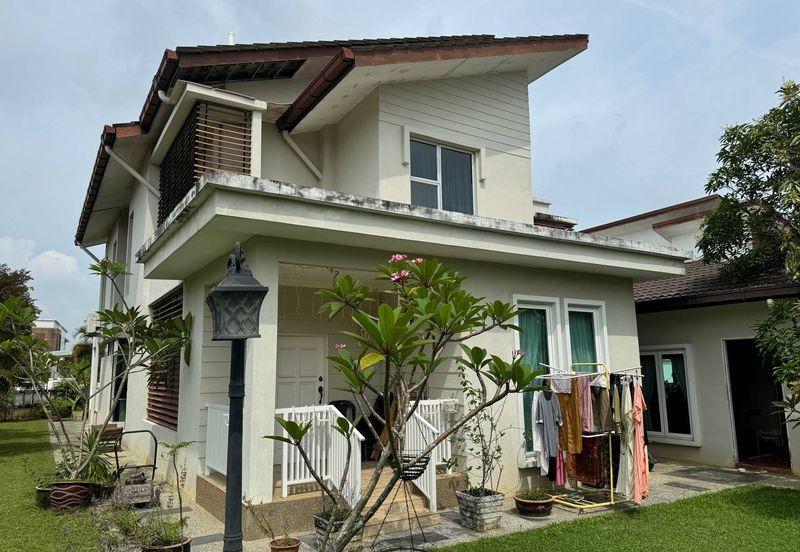 Bandar Enstek (Timur)