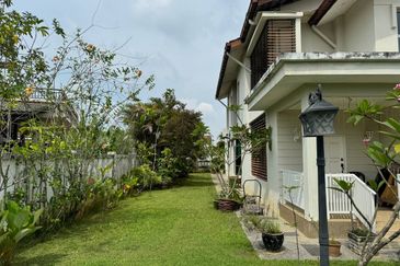 Bandar Enstek (Timur)