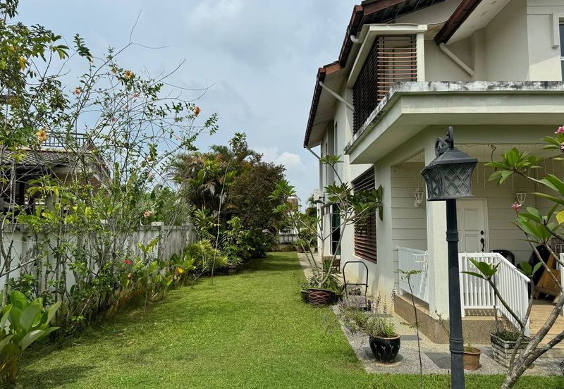 Bandar Enstek (Timur)