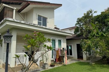 Bandar Enstek (Timur)