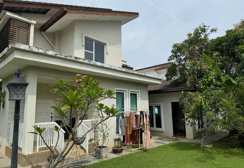 Bandar Enstek (Timur)