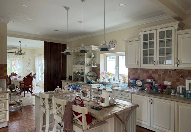 Bandar Enstek (Timur)