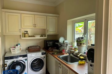 Bandar Enstek (Timur)