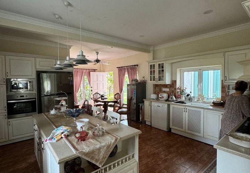 Bandar Enstek (Timur)