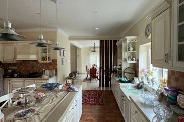 Bandar Enstek (Timur)