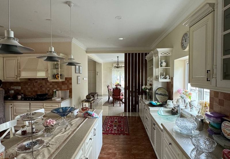 Bandar Enstek (Timur)