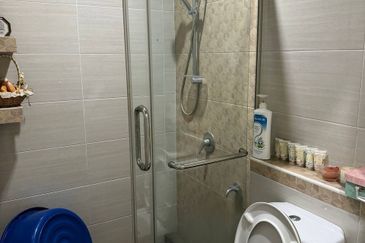 Bandar Enstek (Timur)