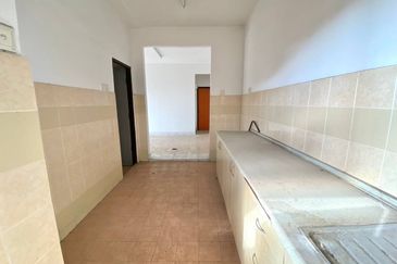 APARTMENT CAMELIA COURT (NILAI IMPIAN)