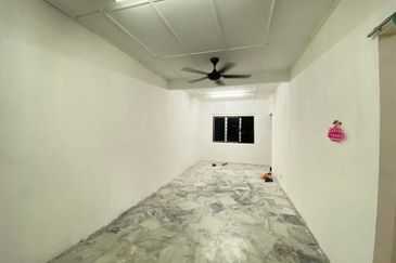 Dahlia Apartment ( Saujana Utama 2 )