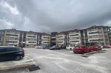 Dahlia Apartment ( Saujana Utama 2 )