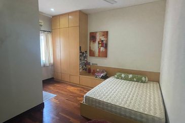 Glenmarie Cove Residence