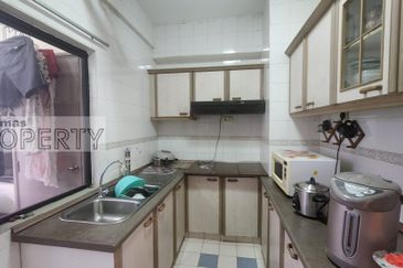 Low/Mid Floor, Well Kept Corner Unit @ Prima 16 Condominium (Chapter 2)