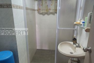 Low/Mid Floor, Well Kept Corner Unit @ Prima 16 Condominium (Chapter 2)