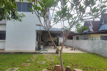 Freehold 2sty Semi-Detached House with Spacious Land @ Ujong Pasir, Melaka