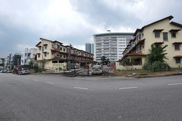 Renovated and Furnished 3sty Terrace House @ Sri Mawar, Kayu Ara, PJ