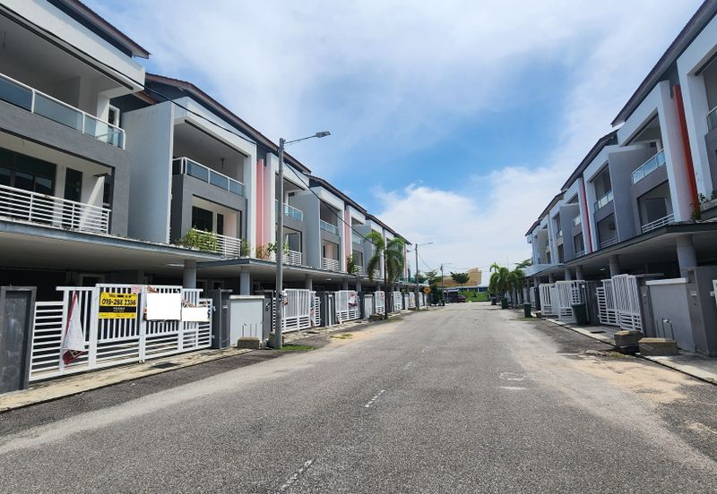 3sty Link House, 7r6b @ Taman Kota Syahbandar, Kota Laksamana