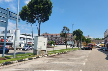 5sty Commercial Building, Face Busy AMJ highway and Road Junction @ Bukit Baru, Melaka Tengah