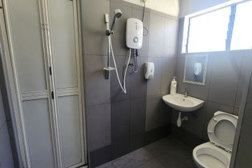 Renovated Furnished 1sty Semi-D House, Suitable as Homestay/Airbnb @ Malim Jaya, Bachang