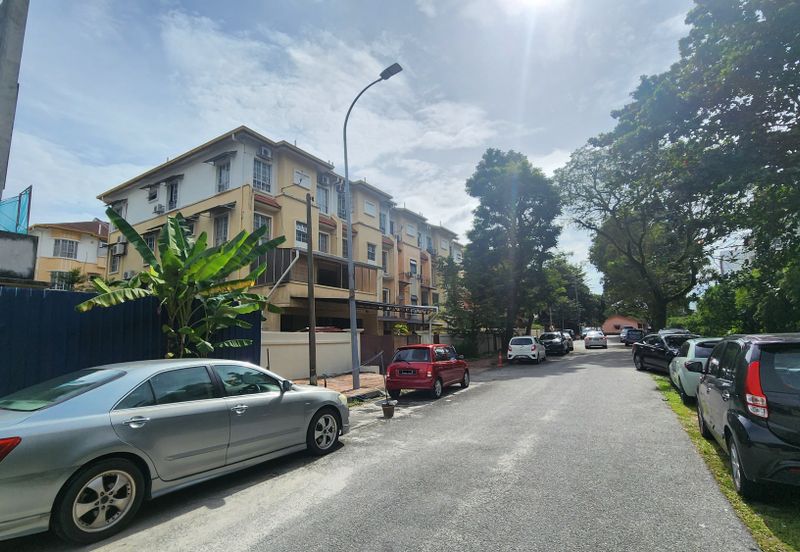 1.5sty Townhouse @ DJ Villa (beside Damansara Jaya)
