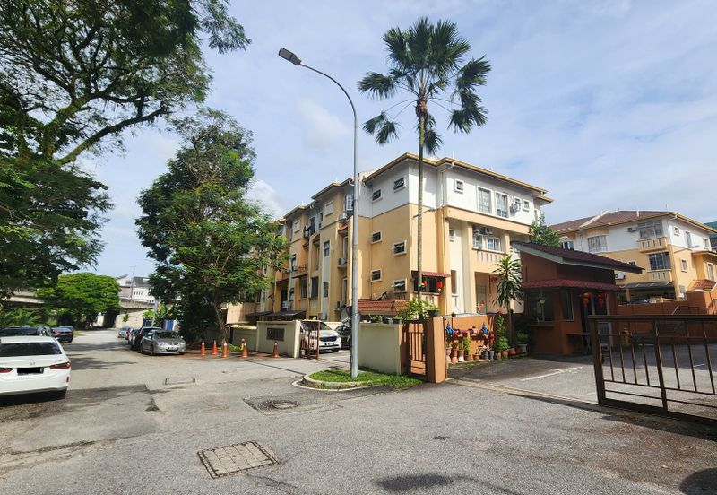 1.5sty Townhouse @ DJ Villa (beside Damansara Jaya)