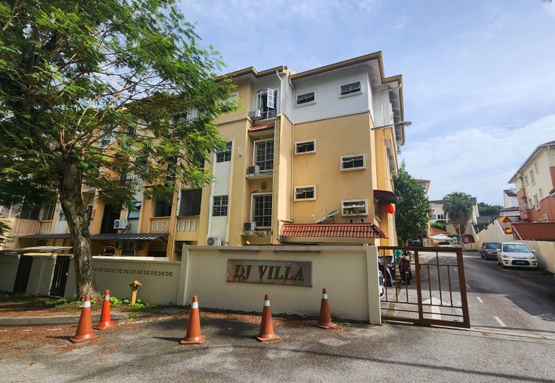 1.5sty Townhouse @ DJ Villa (beside Damansara Jaya)