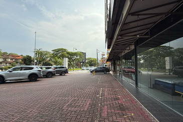 Detached Commercial Bungalow / Show Room for rent @ Bandar Utama, Petaling Jaya, Selangor