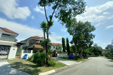 Kota kemuning Hills :Double Storey Bungalow For Sale -Walking distance to Golf Club -Gated & Guarded