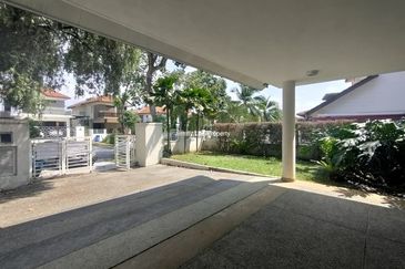 Kota kemuning Hills :Double Storey Bungalow For Sale -Walking distance to Golf Club -Gated & Guarded
