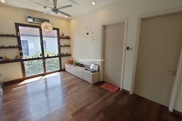 Kota kemuning Hills :Double Storey Bungalow For Sale -Walking distance to Golf Club -Gated & Guarded