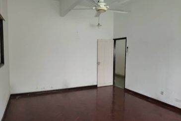 Ipoh Big Land Single Sty Bungalow Ideal For Own Rebuilt/ Renovation !