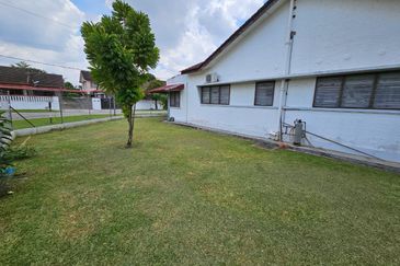 Ipoh Big Land Single Sty Bungalow Ideal For Own Rebuilt/ Renovation !