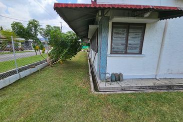 Ipoh Big Land Single Sty Bungalow Ideal For Own Rebuilt/ Renovation !