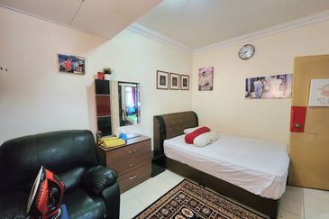 FACING OPEN END LOT | Renovated 3 Storey Terrace Subang Bestari