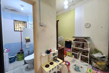 FACING OPEN END LOT | Renovated 3 Storey Terrace Subang Bestari