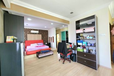 FACING OPEN END LOT | Renovated 3 Storey Terrace Subang Bestari