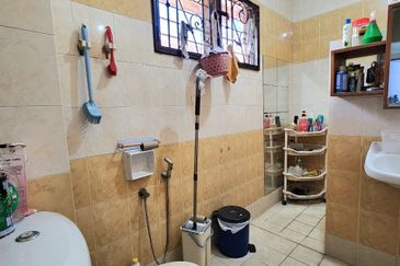 FACING OPEN END LOT | Renovated 3 Storey Terrace Subang Bestari