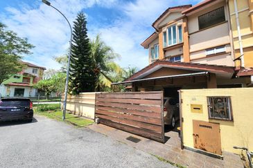 FACING OPEN END LOT | Renovated 3 Storey Terrace Subang Bestari