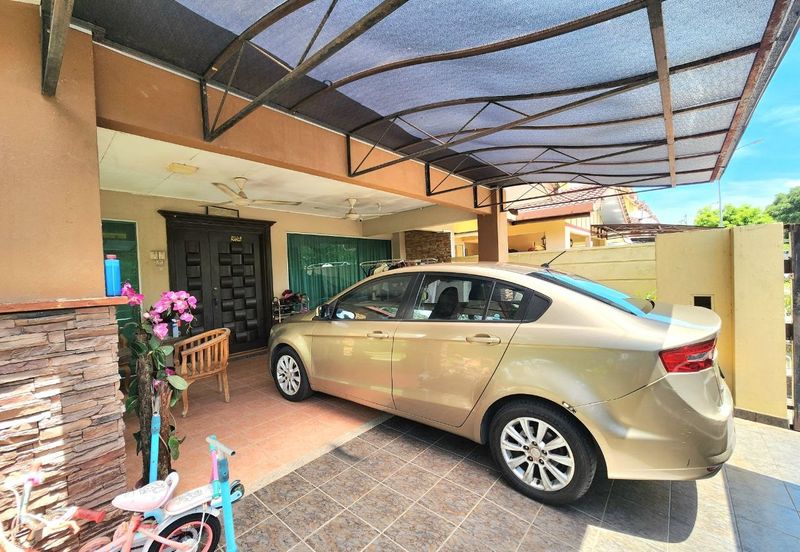 FACING OPEN END LOT | Renovated 3 Storey Terrace Subang Bestari