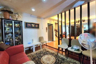 FACING OPEN END LOT | Renovated 3 Storey Terrace Subang Bestari