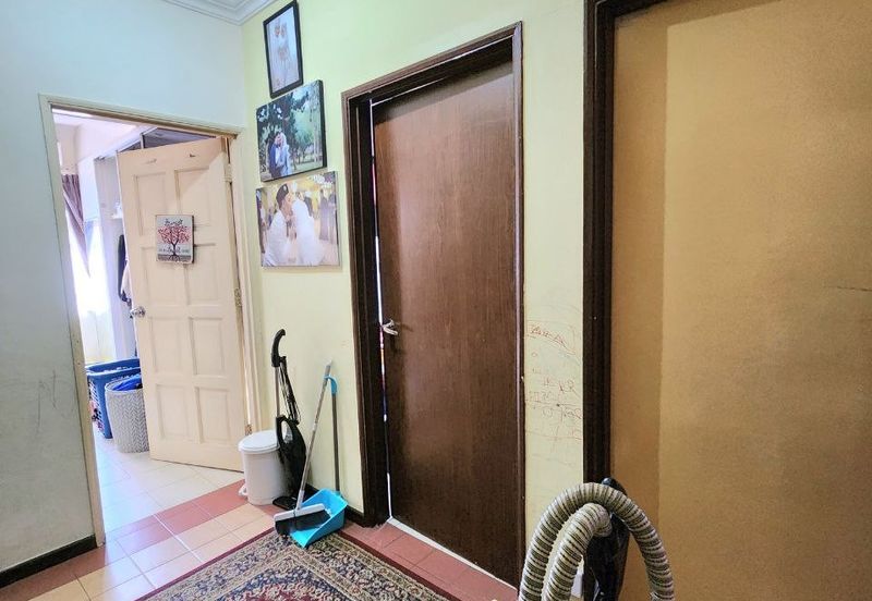 FACING OPEN END LOT | Renovated 3 Storey Terrace Subang Bestari