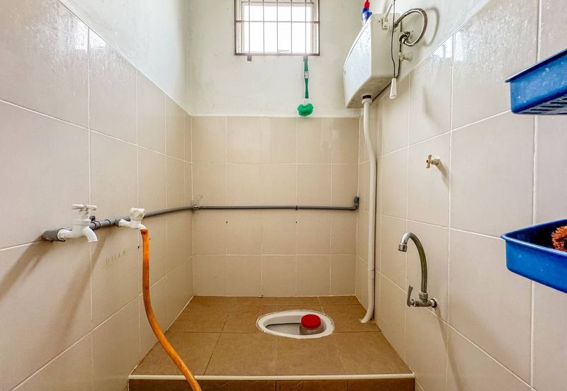 Jalan Sopan, Johan Setia