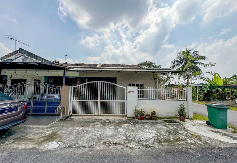 Jalan Sopan, Johan Setia