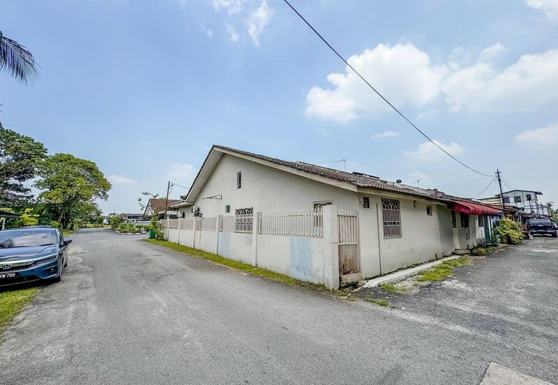 Jalan Sopan, Johan Setia