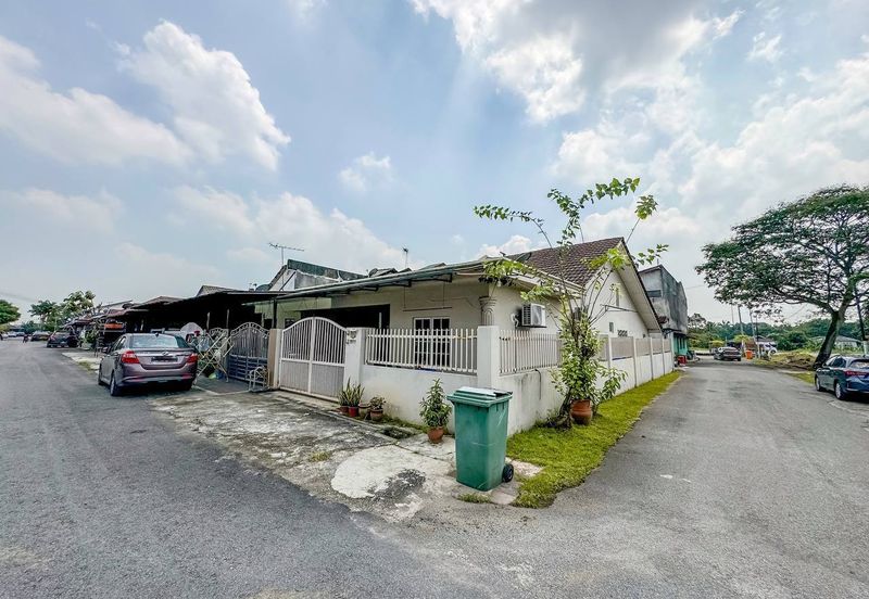 Jalan Sopan, Johan Setia