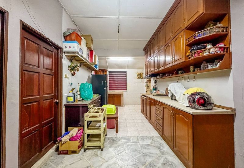 Jalan Sopan, Johan Setia