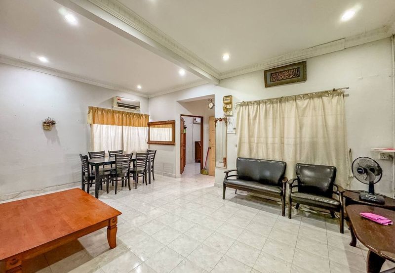 Jalan Sopan, Johan Setia