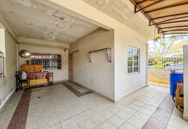 Jalan Sopan, Johan Setia